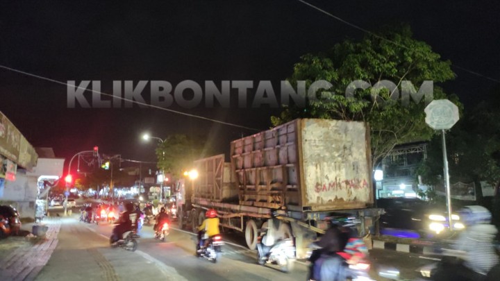 Truk Trailer Langgar Jam Operasi, Melintas di Tengah Kota Tak Dikawal Polisi