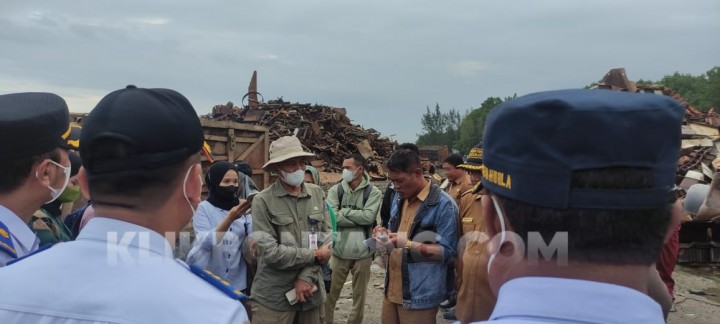 Limbah Dibiarkan Mengendap di Tanah di Tumpukan Besi Tua 'Siluman'
