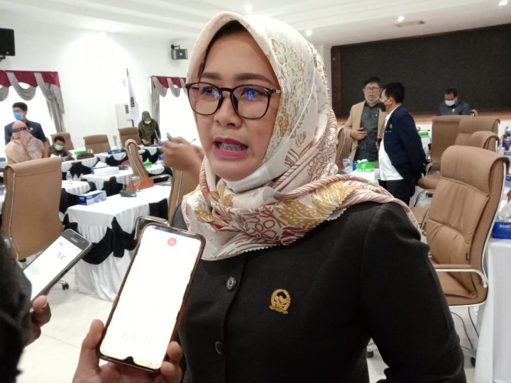 Astuti Sentil Kabid Dinas PUPR Absen Rapat Kerja dengan Dewan