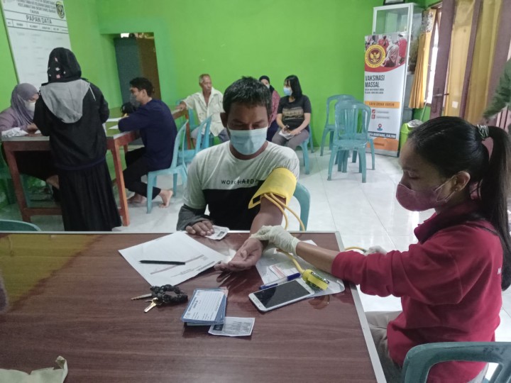 Diguyur Hujan Deras, Binda Kaltim Tetap Gelar Vaksinasi Door To Door di Kelurahan Gunung Telihan