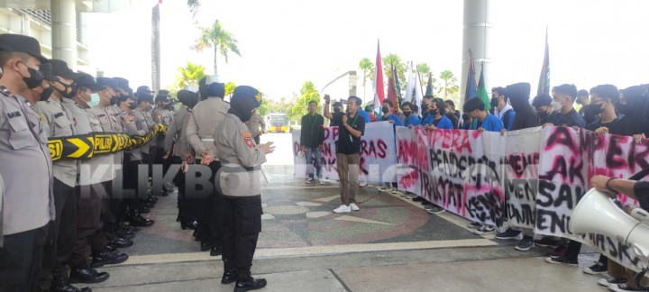 Mahasiswa Bontang Kepung Kantor Wali Kota, Demo Tolak Kenaikan BBM
