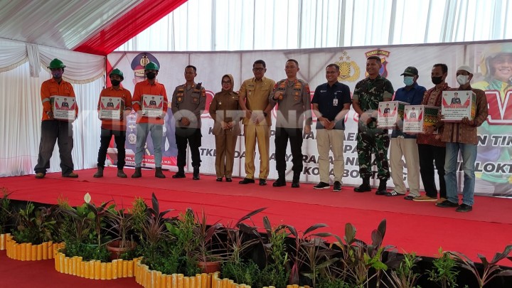 Polda Kaltim Salurkan 1.000 Paket Sembako untuk Warga Bontang