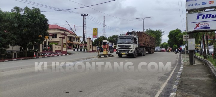 Truk Trailer Melintas di luar Jam Operasional, Polantas Bontang Beri Izin
