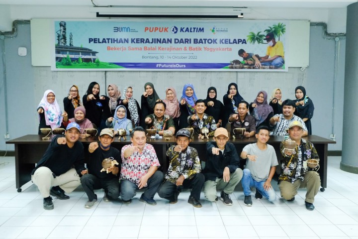 Ciptakan Peluang Ekonomi Kreatif, Pupuk Kaltim Gelar Pelatihan Kerajinan Batok Kelapa Bagi Warga Loktuan