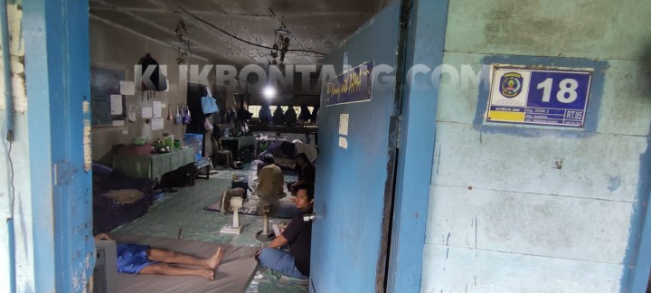 Dinsos-PM Berikan 2 Kursi Roda ke Pasutri Lumpuh di Kanaan