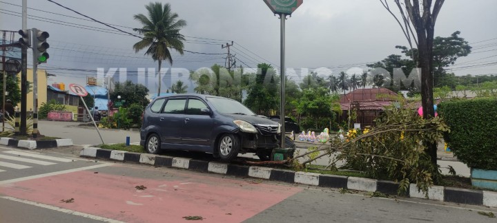 Mobil Lurah Tanjung Laut Tabrak Median  Jalan