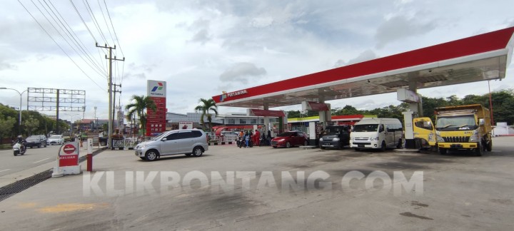 Pembelian Sudah Dibatasi, Antrean SPBU di Bontang Masih Mengular & Didominasi Thunder 
