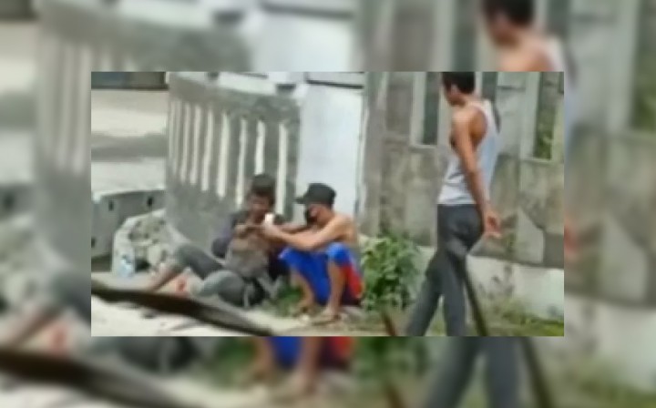 Viral Preman Rampas Duit Pedagang Asongan di Siang Bolong, Kantong Celana Juga Dirogoh