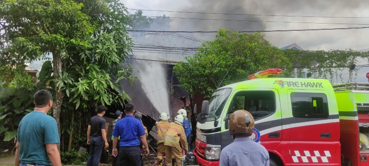 BREAKING NEWS: Kebakaran di Kapten Piere Tendean Bontang Kuala, Api Masih Berupaya Dipadamkan