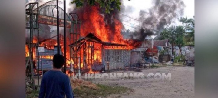 Kios di KM 5 Poros Bontang Samarinda Ludes Terbakar