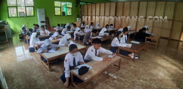 Murid SMPN 1 Bontang Belajar di Lantai