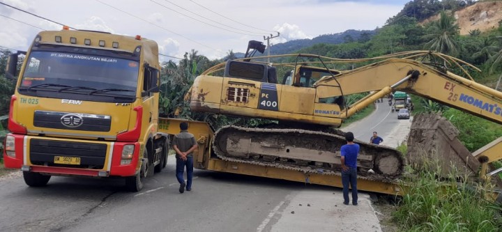 Truk Trailer Angkut Alat Berat Mogok di Pendakian, Jalan Poros Bontang - Samarinda Macet Total