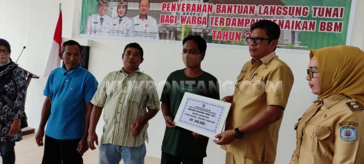 Wali Kota Basri Bagikan BLT BBM Rp 450 Ribu ke Warga