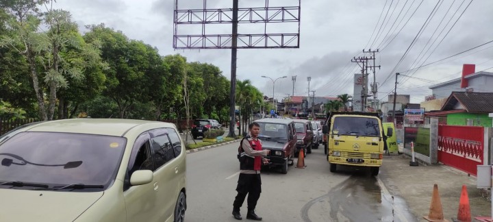 Hindari Antrean Panjang BBM dalam Kota, Truk Menunggu di Tugu Selamat Datang