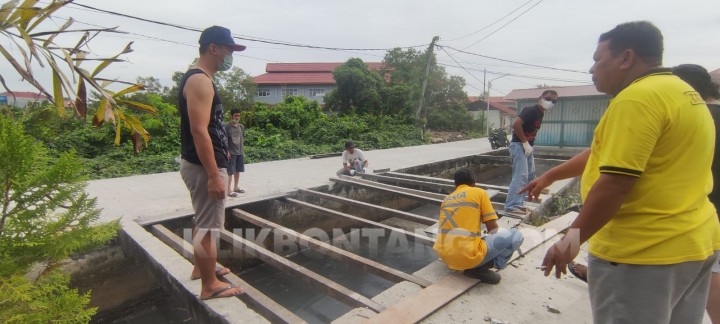 Jembatan Dibangun Pemkot Bontang Rp 200 Juta Tak Bisa Dipakai, Warga Urunan Buat Jembatan Darurat