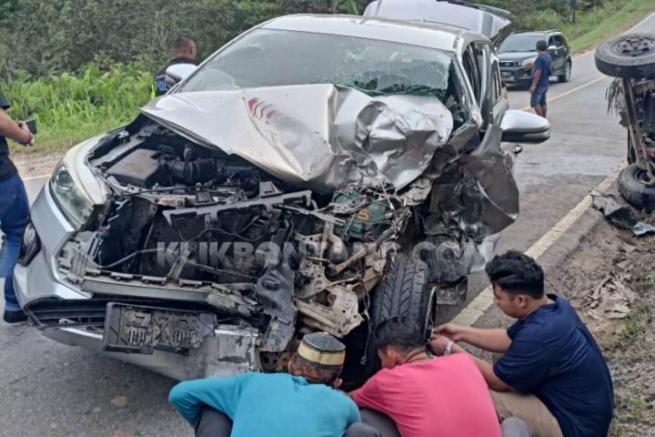 Lakalantas di Jalan Poros Samarinda - Bontang, Truk Versus Innova