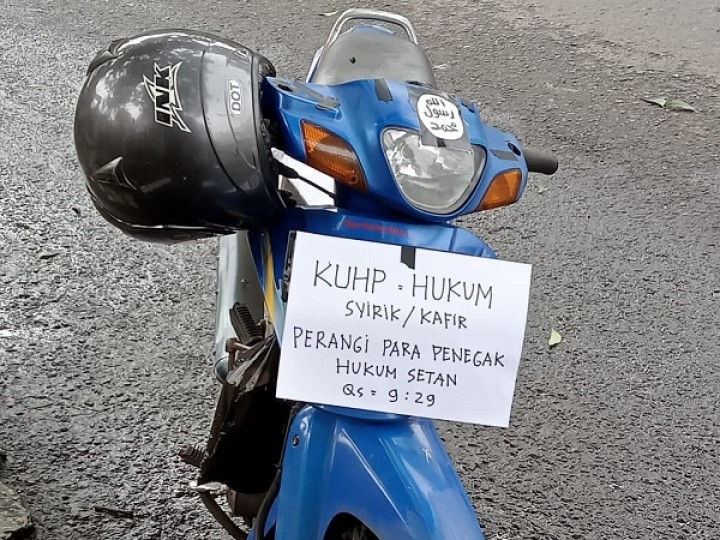 Tulisan 'KUHP Hukum Kafir' Diduga Ditempel Pelaku di Motor Sebelum Ledakan Diri