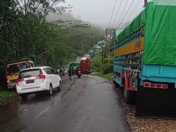 Poros Bontang - Samarinda Macet Parah, Pengendara Terjebak Berjam-jam