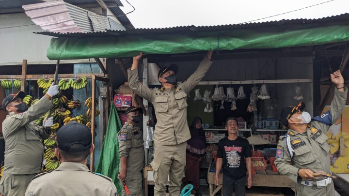 Tim Gabungan Bongkar Lapak KS Tubun, Pedagang Minta Jangan Tebang Pilih 