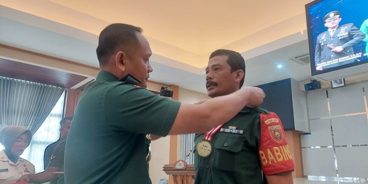 Viral Gadai Motor Lalu Sewa Alat Berat demi Atasi Macet, Babinsa di Samarinda Diberi Penghargaan