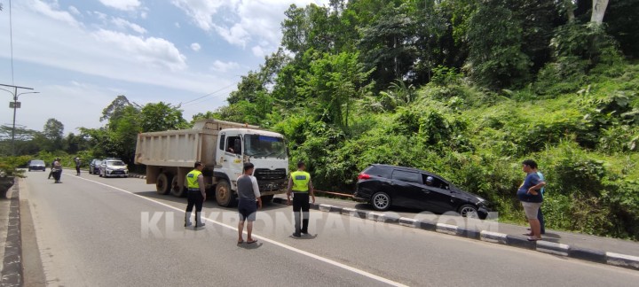 Disenggol Pick-Up, Mobilio Tabrak Trotoar di Jalan Tembus PKT, Begini Kondisi Pengendara