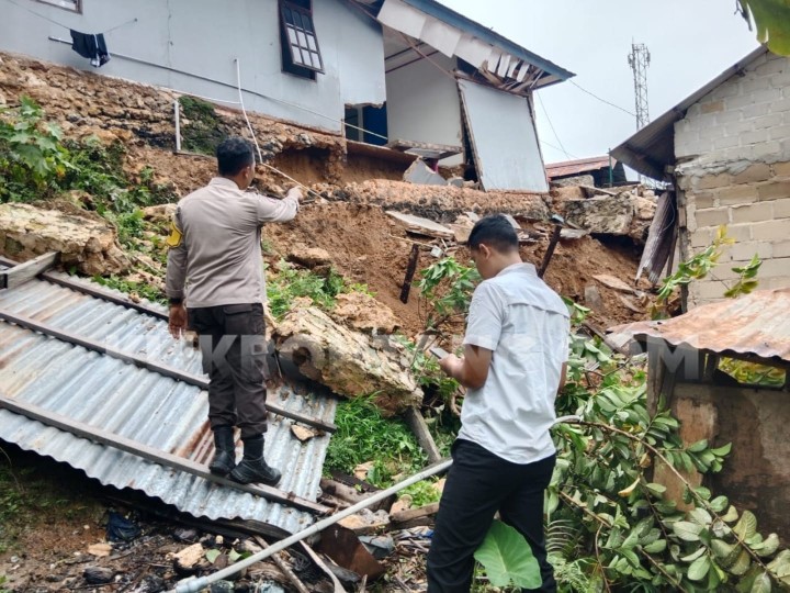 Diterjang Longsor, Rumah di Loktuan Nyaris Rata dengan Tanah
