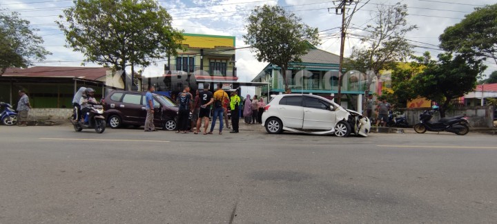 Hantam Mobil Parkir di Jalan DI Panjaitan, Yaris Putih Ringsek