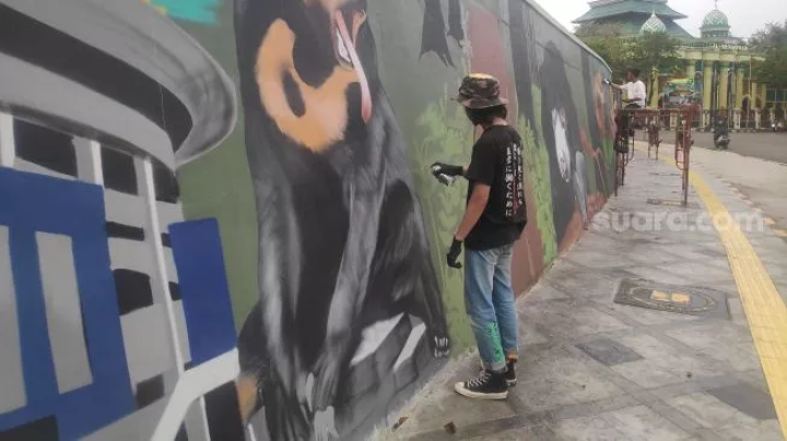 Hapus Kesan Horor Simpang Muara Rapak Balikpapan, Seniman Mural Beraksi