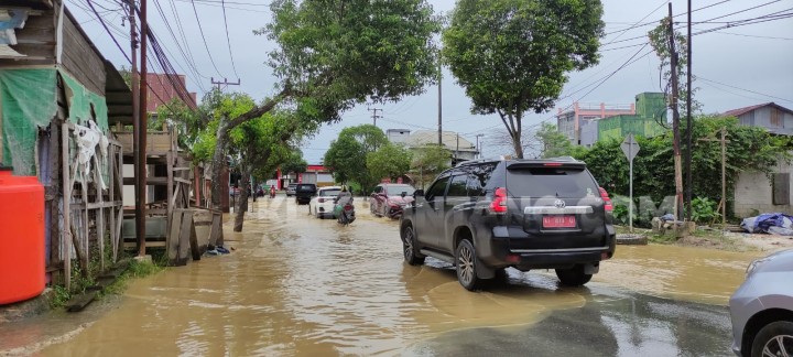 Jalan Imam Bonjol Bontang Mulai Tergenang Banjir