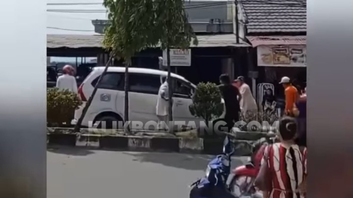 Pengemudi Lalai, Mobil Nabrak Pembatas Jalan di Loktuan