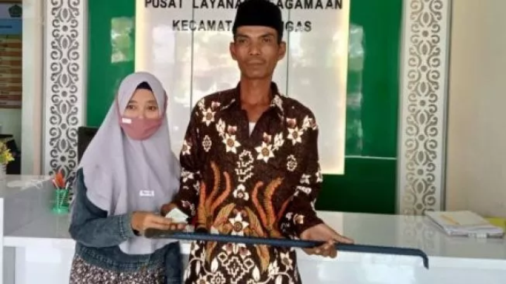 Pria Ini Beri Mahar Linggis ke Mempelainya di KUA, Ini Filosofinya
