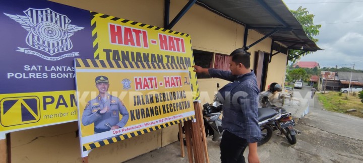 Satlantas Bontang Pasang 100 Plang Peringatan di Jalan Berlubang dan Rawan Kecelakaan