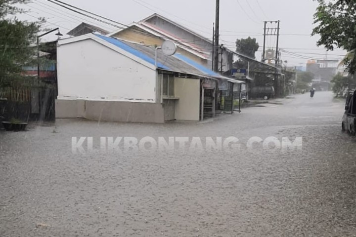 Sendawar Tergenang Banjir Selutut Orang Dewasa
