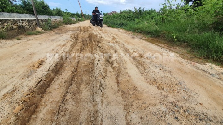 Curhat Warga Bontang Kuala Keluhkan Jalan Berlumpur, Sering Jatuh hingga Anak Batal Sekolah
