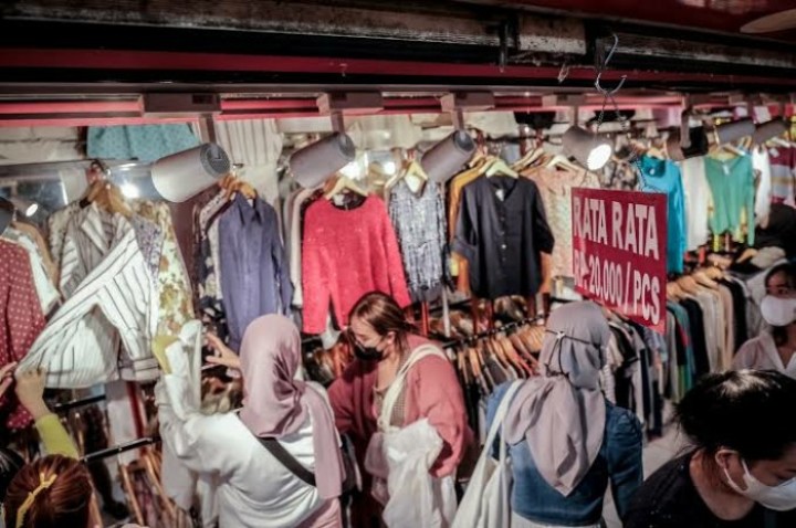 Larang Thrifting Alias Cakar, Jokowi: Sangat Menganggu 