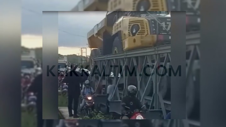 Macet Total! Truk Pengangkut Alat Berat Nyangkut di Jembatan KM 5 Poros Bontang-Samarinda  