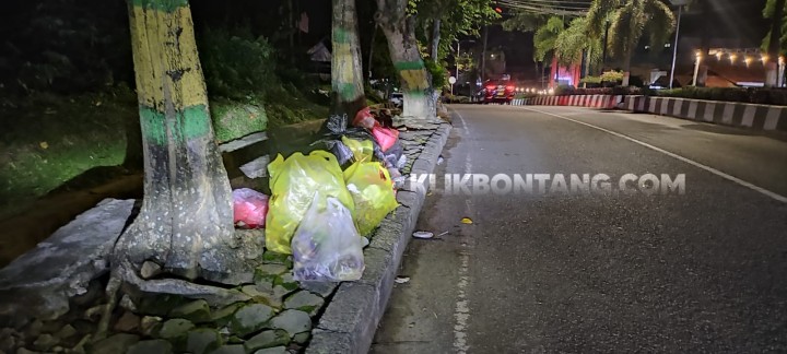 Sebulan Penarikan Tong Sampah dari Jalanan, Warga Tetap Buang di atas Trotoar