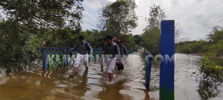 Sudah 9 Hari Jembatan SMPN 5 Bontang Tenggelam, Siswa Pilih Menyeberang Banjir
