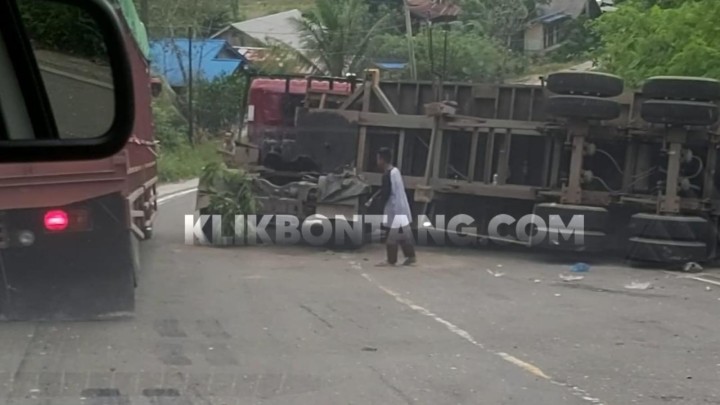 Waspada! Truk Trailer Terguling di Poros Bontang-Samarinda, Dekat RM Kenari