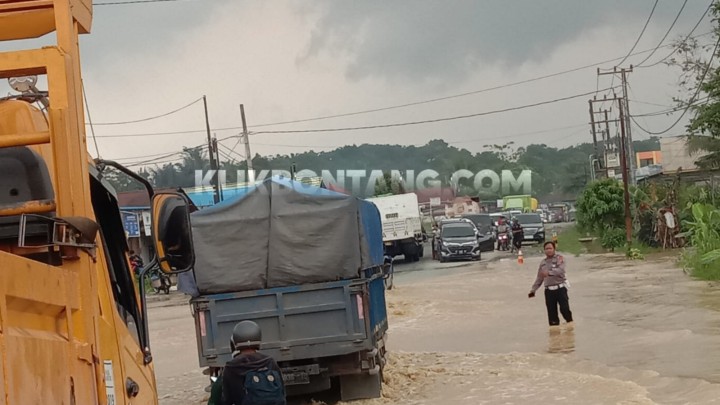 Justru Perparah Kemacetan, Oknum Pengatur Lalu Lintas KM5 Poros Bontang Dibubarkan Polisi