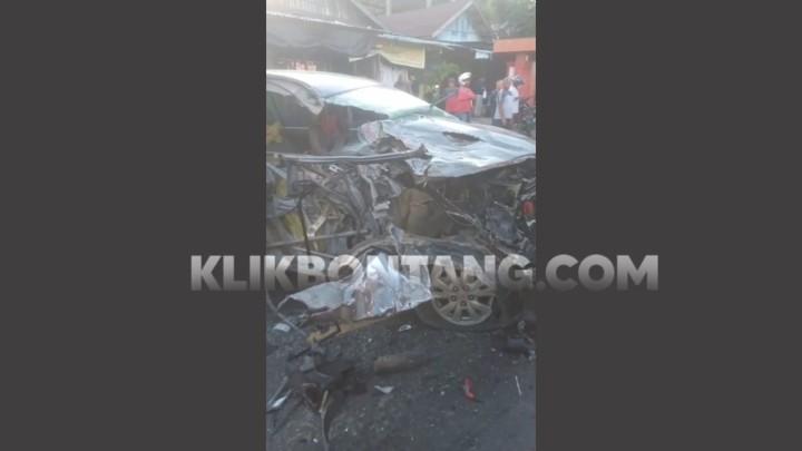 Keluar Jalur di Simpang Sangatta, Inova Hancur Hantam Truk