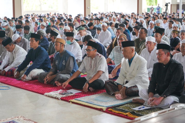 Keluarga Besar Pupuk Kaltim Bersama Ribuan Warga Bontang Salat Idul Fitri di Masjid Baiturrahman