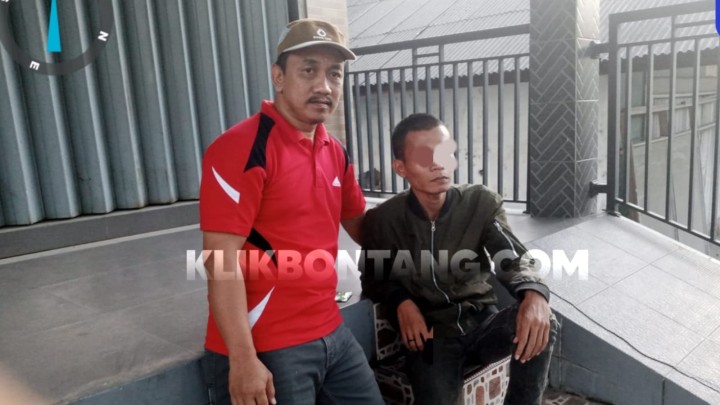 Pria dengan Gerak-Gerik Mencurigakan Nongkrong di Depan Bankaltimtara, Ternyata ODGJ
