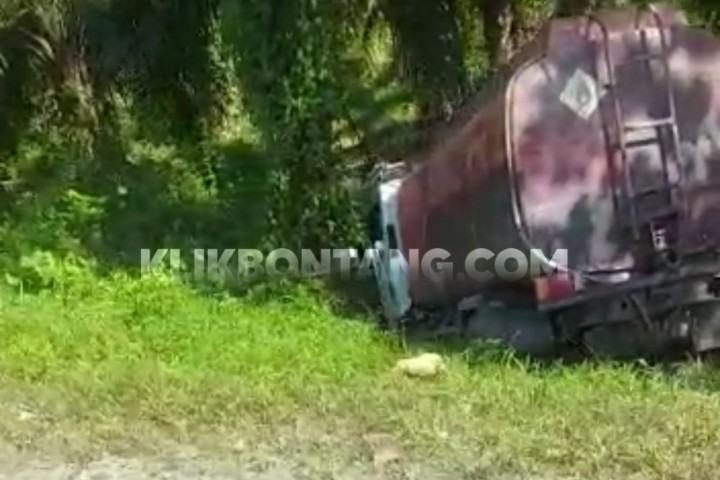 Truk CPO Tabrak 3 Pemotor di Teluk Pandan, 1 Orang Meninggal Dunia
