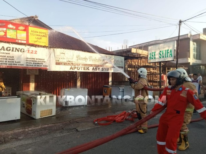 Ruko Agen Sosis di Tanjung Laut Nyaris Ludes Terbakar