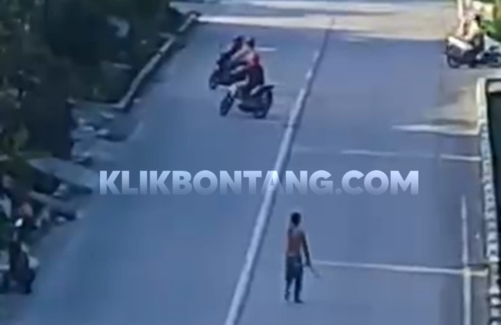 Ada Masalah Keluarga, Pria Bawa Sajam Hadang Pengendara di Jalan Pupuk Raya