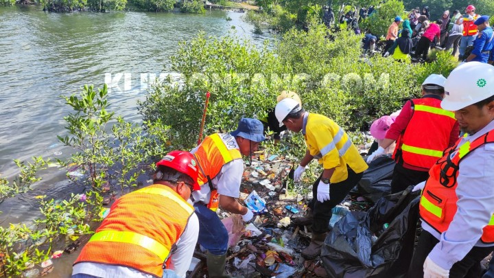Aksi Nyata Peduli Lingkungan, Manajemen Indominco Mandiri Gelar Bersih-bersih Sampah di Pantai Galau