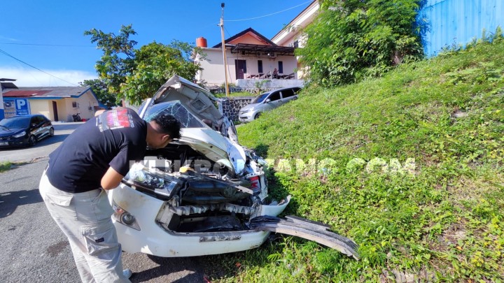 Seruduk Truk di Poros Bontang-Samarinda, Kijang Innova Ringsek