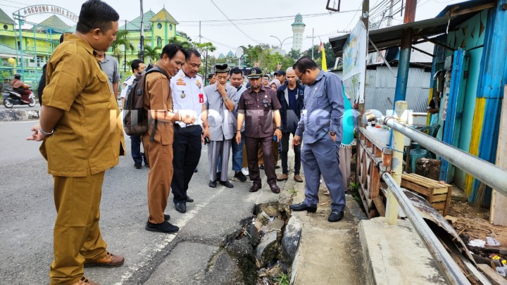 Trotoar di WR Soepratman Banyak Lubang dan PJU Padam, Pejalan Kaki Kerap Jadi Korban