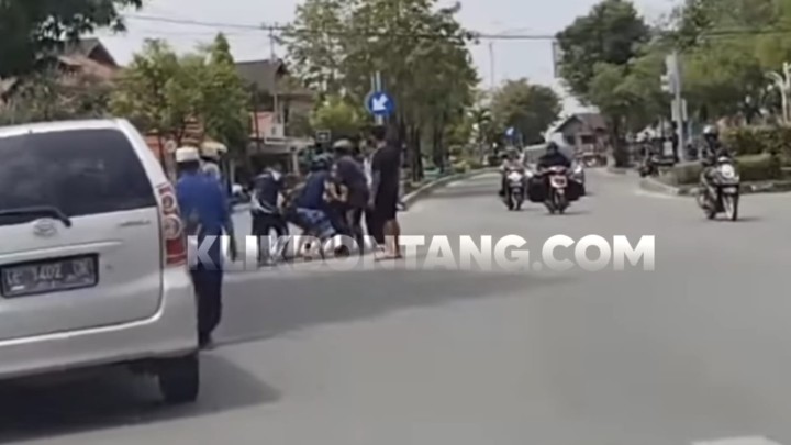 Disenggol Mobil, Pengendara Motor Tergeletak di Simpang 4 Tanjung Laut